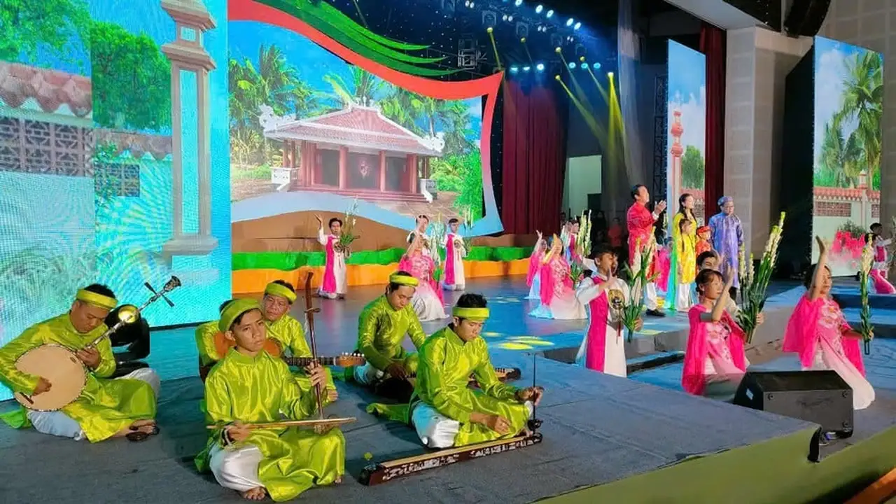 يضفي فينه لونغ الألوان الثقافية لجنوب فيتنام على عاصمة البلاد هانوي.